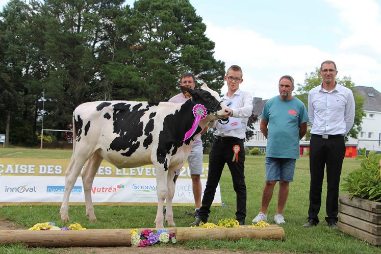 Antoine a remporté le concours organisé avec des génisses du Morbihan, à l’issue de l'école française des jeunes éleveurs.