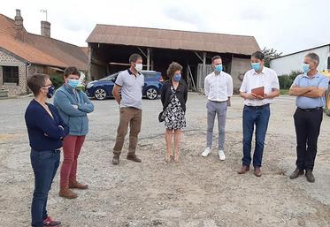 Chez Thibaut Bourgois, agriculteur à Arry, FDSEA, Chambre d’agriculture et Conseil régional ont échangé autour de futurs outils pour accompagner les agriculteurs dans leurs projets et les aider à surmonter certaines difficultés.
