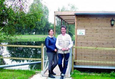 Jérôme et Marie-Annick Maillard ont installé une cabane flottante pour accueillir la clientèle.