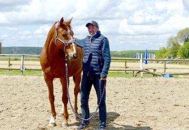 François Herlaut, gérant de Natural Ponies : «la reprise des concours est une bouffée d’oxygène pour tous.» Ula Hoop Villers, Selle Français de treize ans, est le premier ravi. 